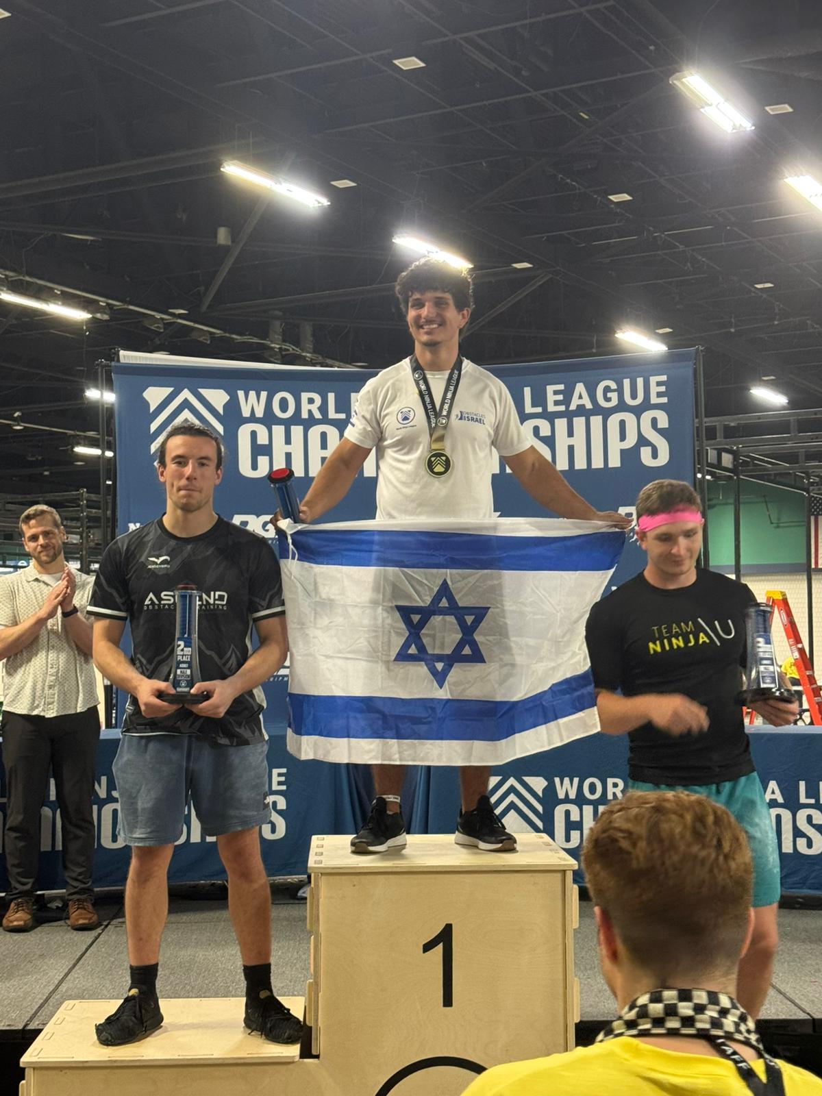 אלירן במקום הראשון באליפות העולם בנינג׳ה, עם דגל ישראל